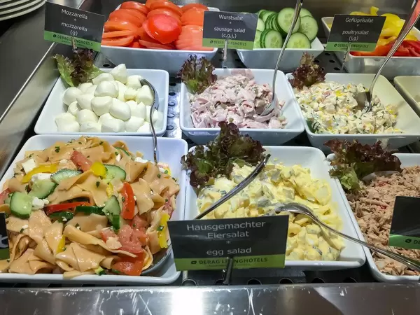 Verschiedene Salate an der Salatbar