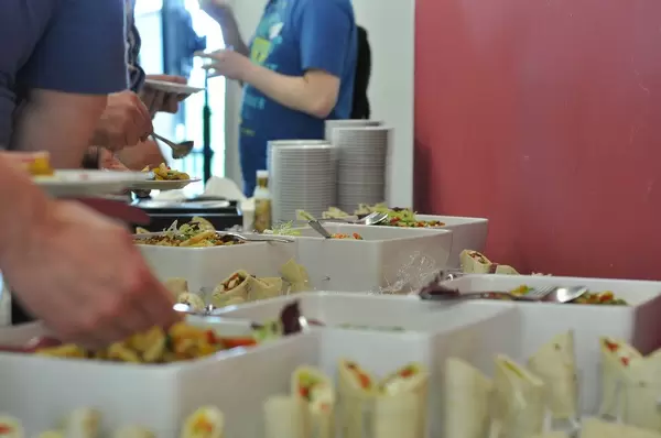 Verschiedene Salate und Wraps am Büfett