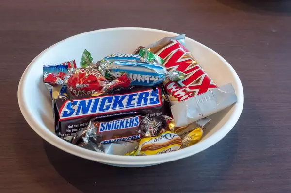 Verschiedene Schokoriegel in einer Plastikschüssel