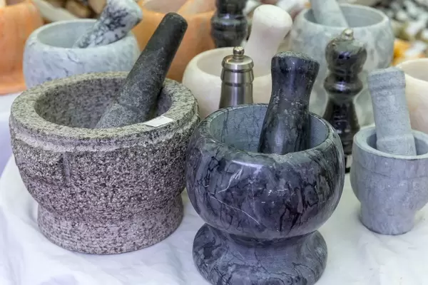 Verschiedene Sets von Mörsern und Stößeln am Naschmarkt in Wien