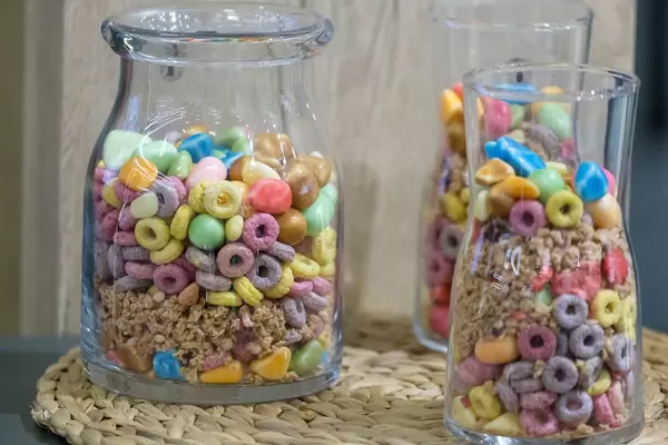 Verschiedene Sorten Frühstücksflocken in Glasbehältern
