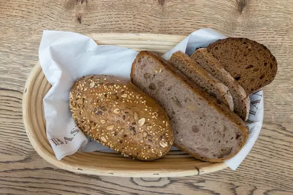 Verschiedene Sorten von Schwarzbrot im Brotkorb