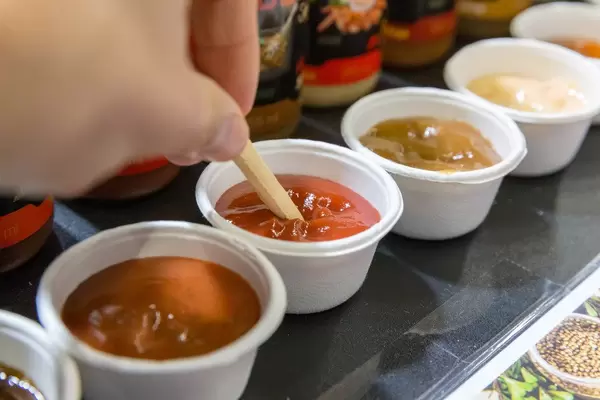 Verschiedene Sorten von XXL Nutrition Light Sauce zum Dippen auf der Fibo in Köln