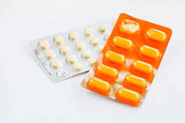 Verschiedene Tabletten und Kapsel in Medikamentenverpackung