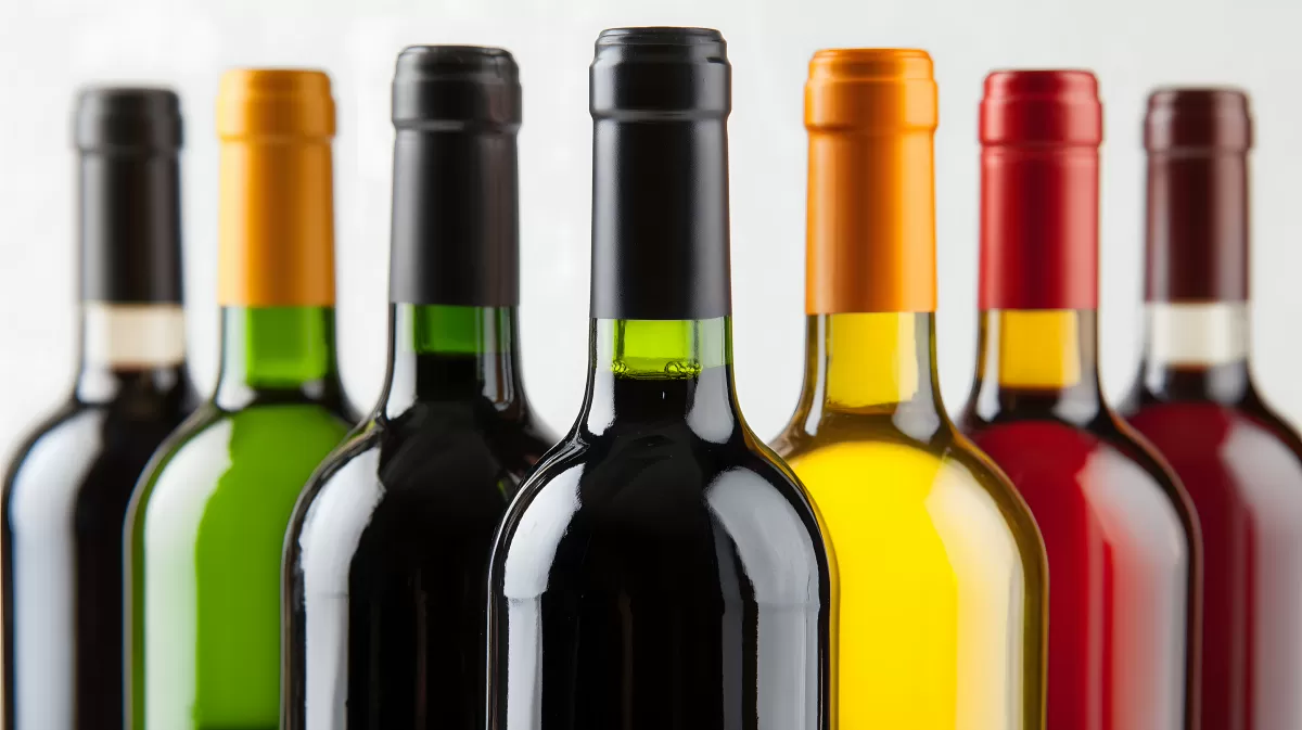 Verschiedene Weinflaschen in bunten Farben