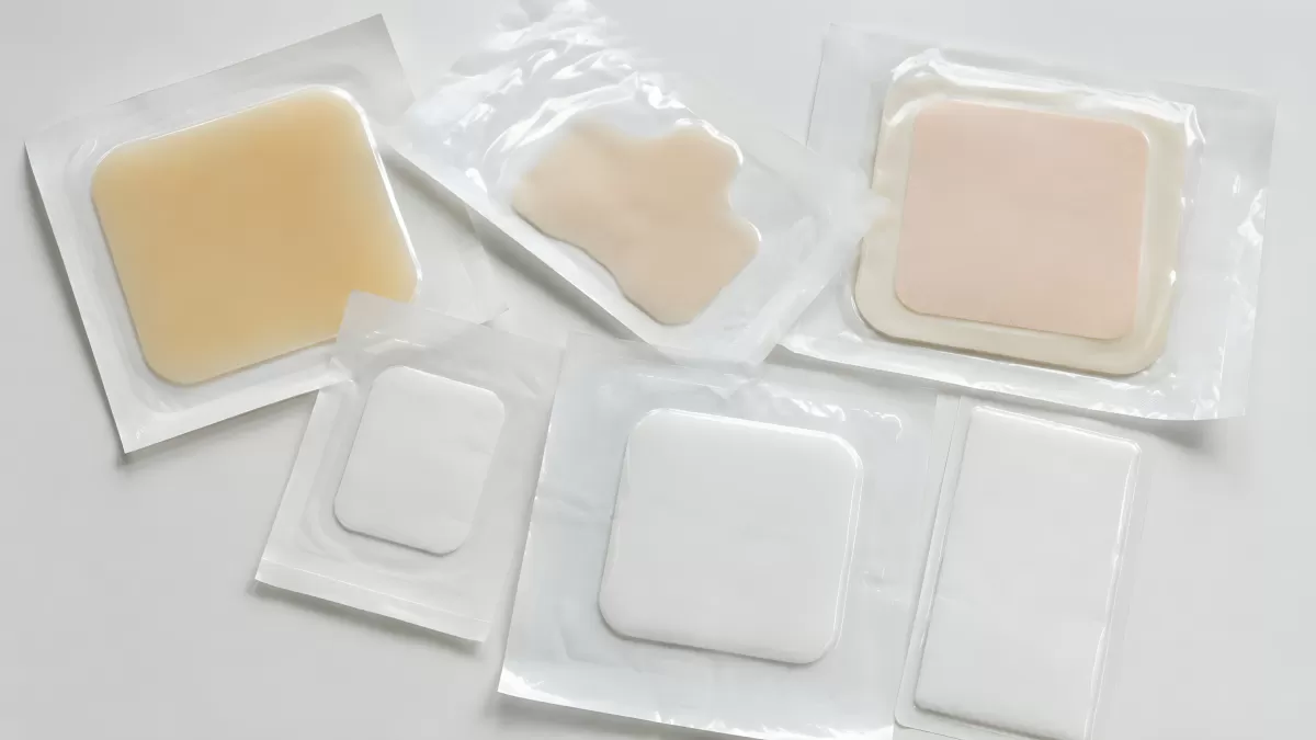 Verschiedene Wundauflagen in Sterilverpackungen