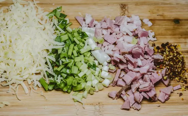 Verschiedene Zutaten: Käse, Schinken und Zwiebeln