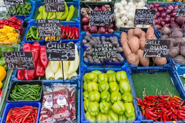 Verschiedenes Gemüse an einem Gemüsestand am Naschmarkt