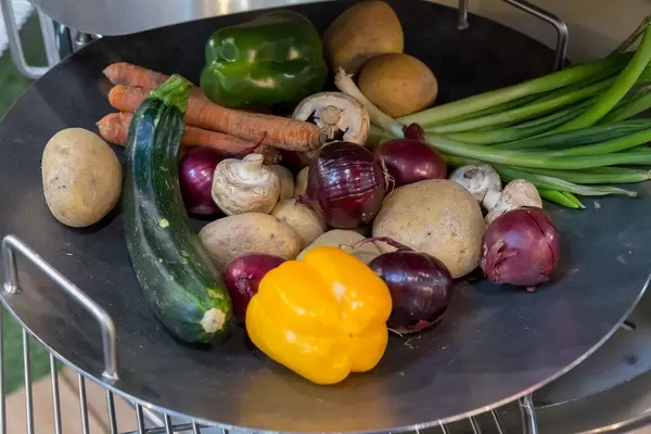 Verschiedenes Gemüse in einer großen Pfanne - Boot Düsseldorf 2018