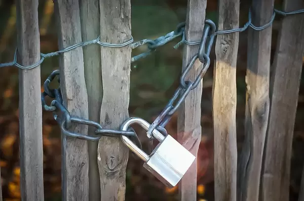 Verschlossenes Zylinderschloss an einer Metallkette