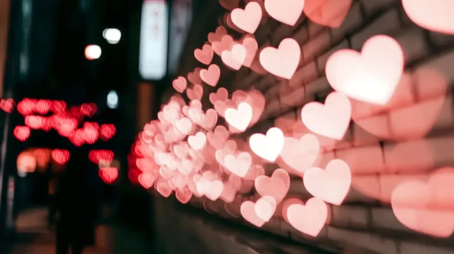 Verschwommene Herzen in der Stadt - romantisches Bokeh-Lichteffekt