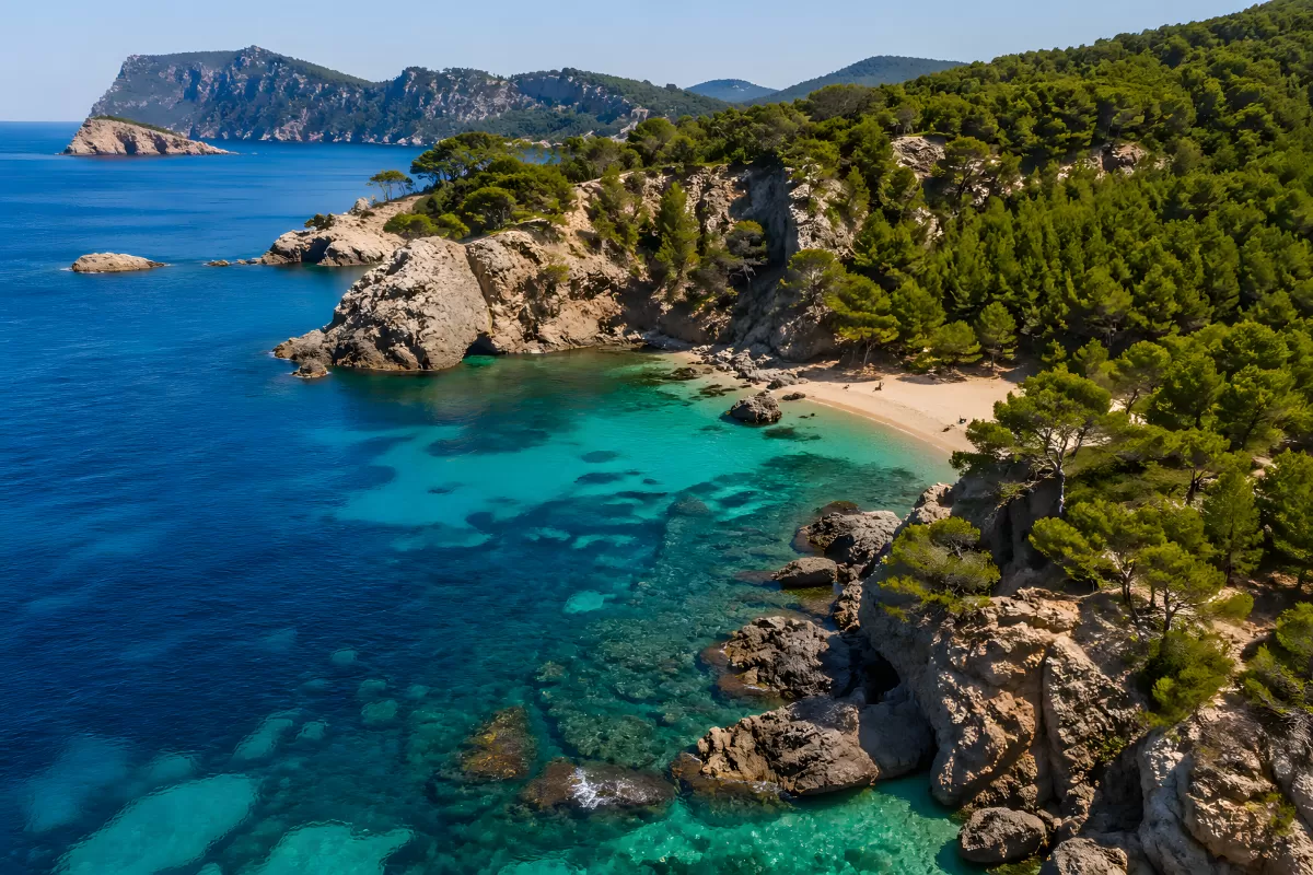 Versteckte Bucht mit türkisblauem Wasser und Felsenküste