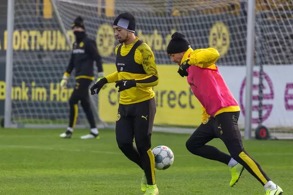 Verteidiger Marcel Schmelzer gegen ein Jugendspieler beim Training in der Länderspielpause