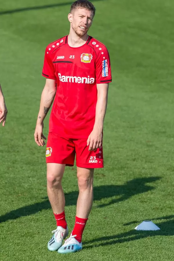 Verteidiger Mitchell Weiser beim Fußballtraining während heißen Temperaturen