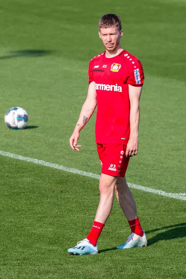 Verteidiger Mitchell Weiser läuft alleine während des Fußballtrainings über den Rasen