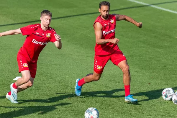 Verteidiger Mitchell Weiser und Fußballkollege Karim Bellarabi beim Ballkampf