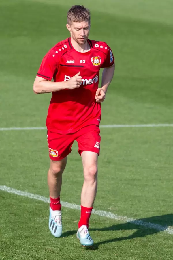 Verteidungsspieler Mitchell Weiser joggt beim Training über das Fußballfeld