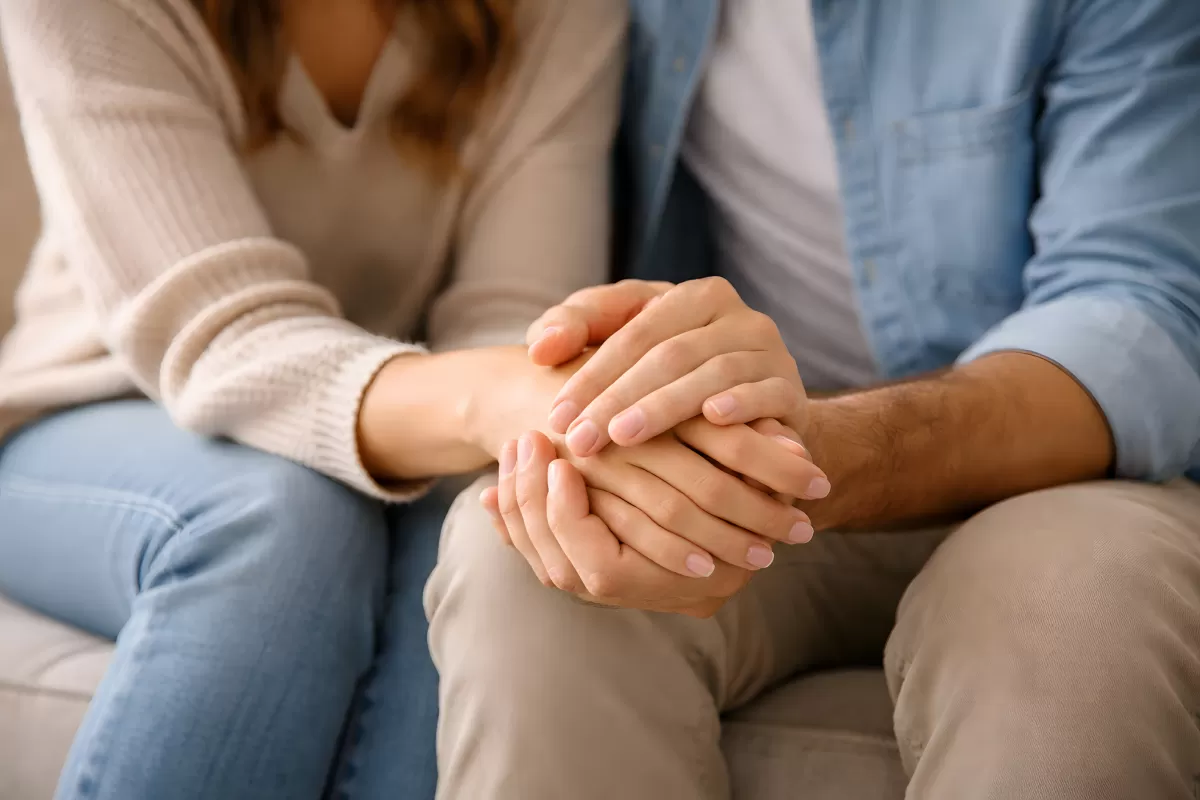 Vertrauensvolle Umarmung zweier Menschen