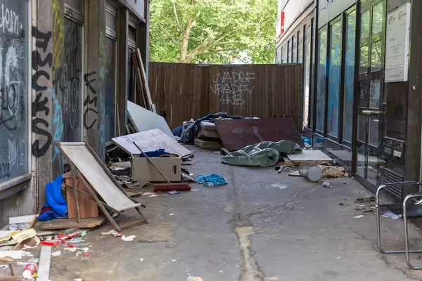 Verwahrloster Rudolfplatz. Unrat, Gestank, Urin - Köln schafft sich ab.