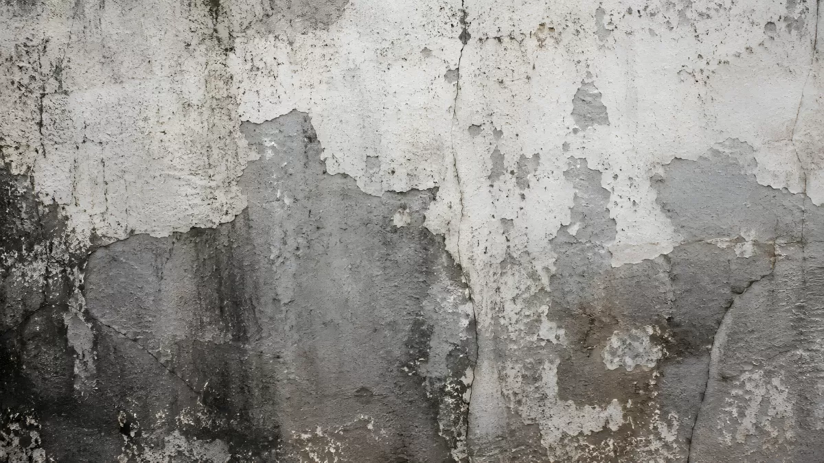 Verwitterte Betonwand mit abblätternder Farbe