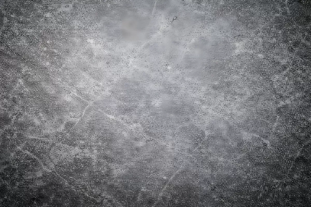 Verwitterte Betonwand mit Kratzern und Rissen