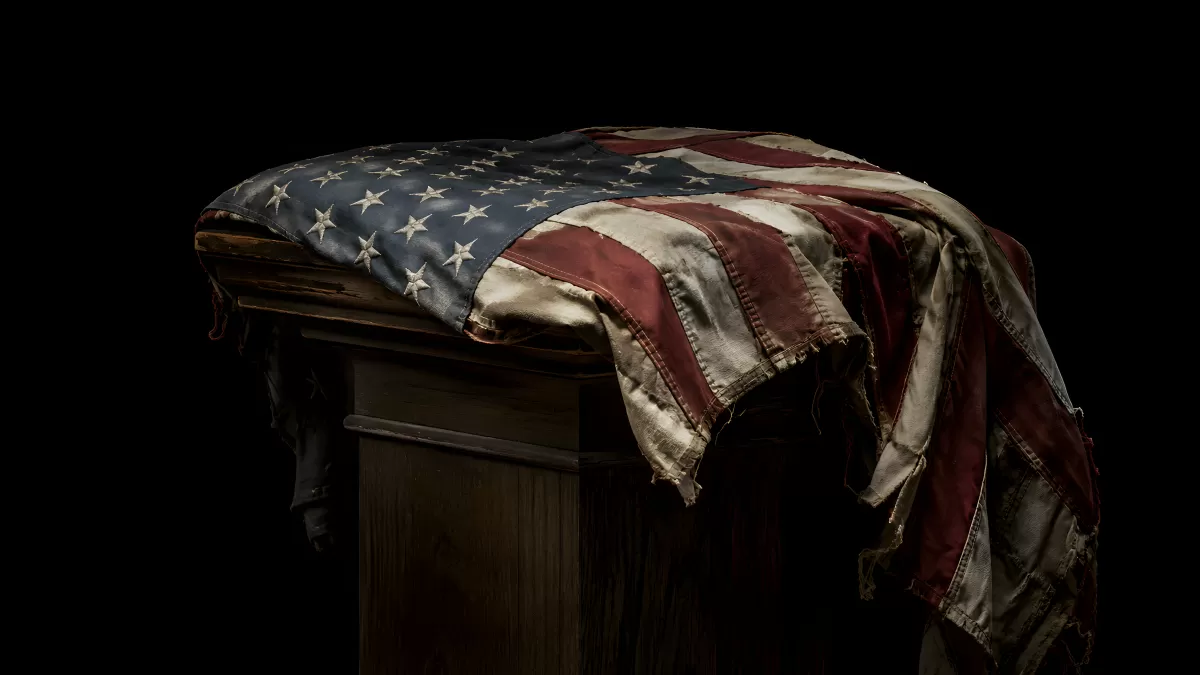 Verwitterte US-Flagge auf altem Holzsockel im Dunkeln