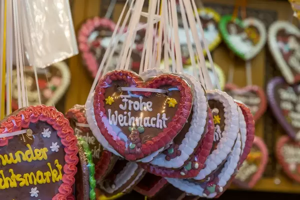 Verzierte Lebkuchenherzen mit Plastikverpackung wünschen Frohe Weihnachten während der Adventszeit