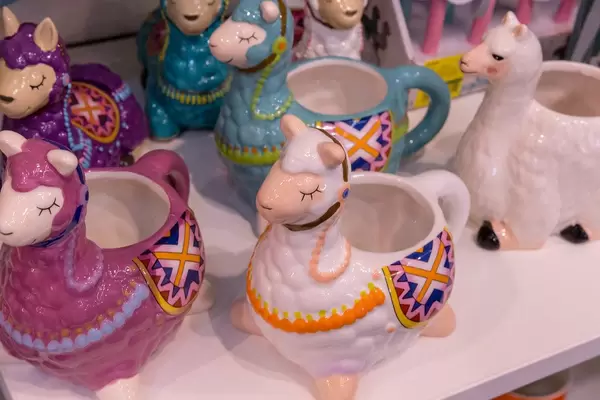 Verzierte Tassen in Form eines Schafes in verschiedenen Farben