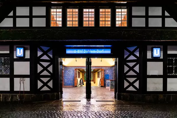 Verzierter Eingang zur U-Bahnstation Dahlem Dorf