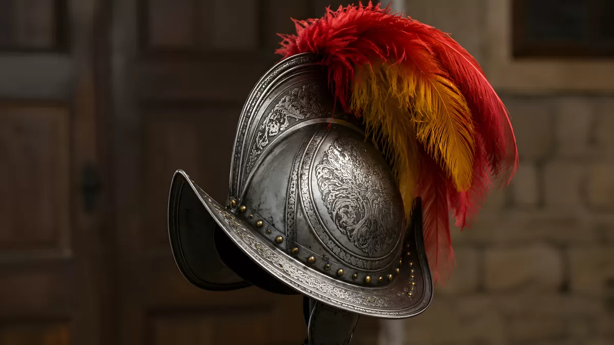 Verzierter Morion-Helm mit roten und gelben Federn