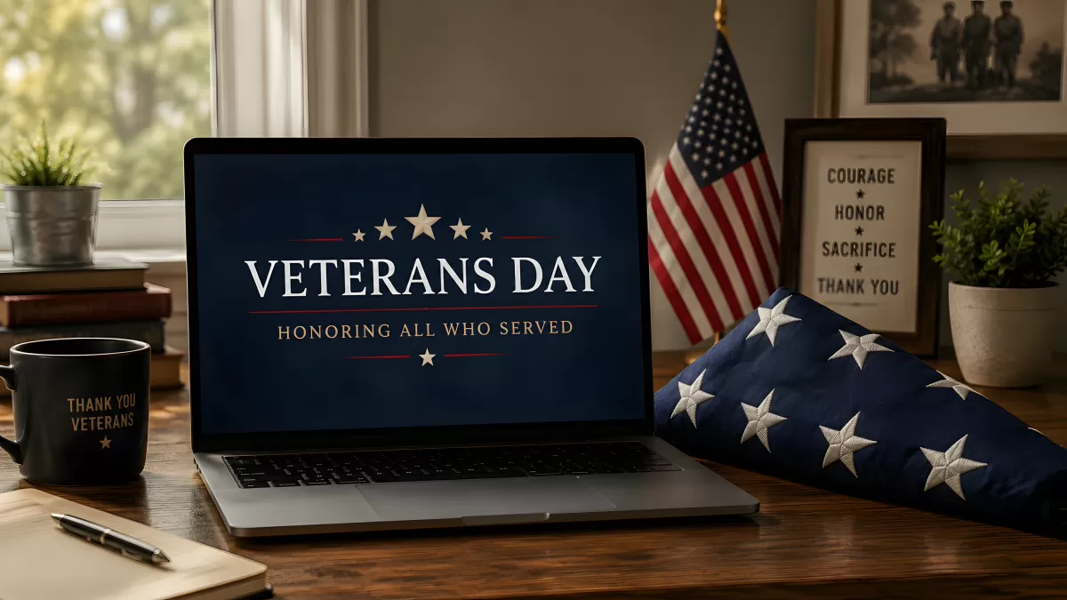 Veterans Day Laptop-Display mit US-Flagge auf Holzschreibtisch