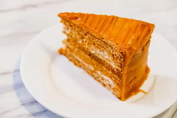 Vibrant color of a caramel cake slice (Flip 2019)