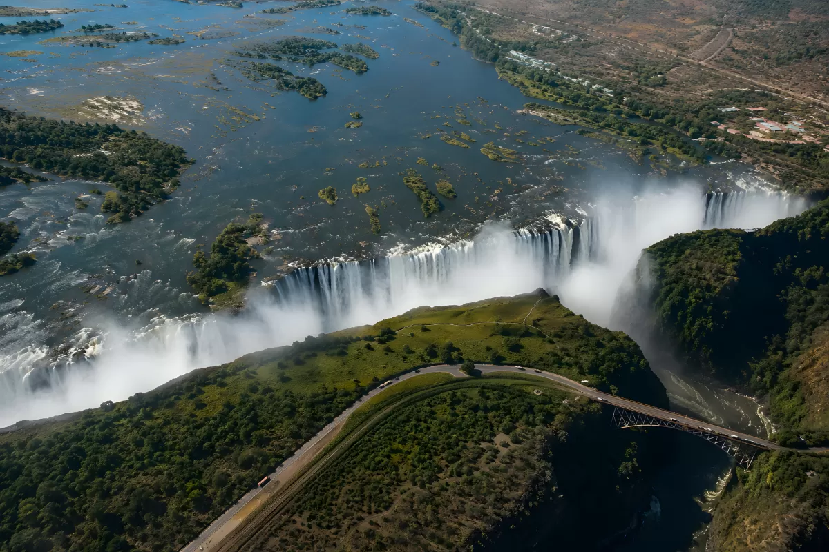 Victoriafälle aus der Vogelperspektive mit Brücke