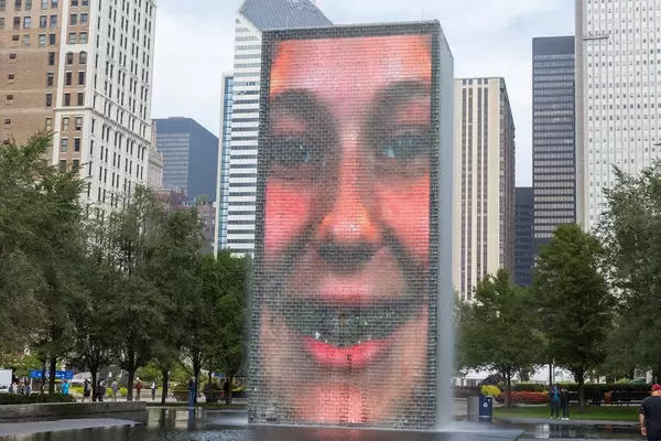 Video-Skulptur Crown Fountain in Chicagos Millennium Park zeigt ein Gesicht