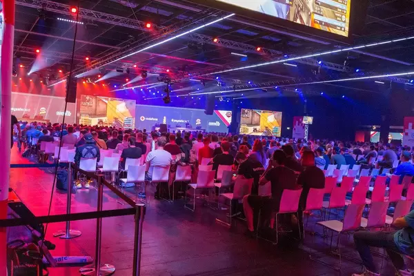 Videospiel-Fans beim Sommersaison-Finalspiele der ESL Meisterschaft in CS:GO in der Event Arena in Halle 11.3 auf der Gamescom