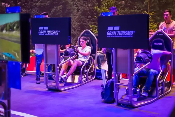 Videospiel und Rennsimulator