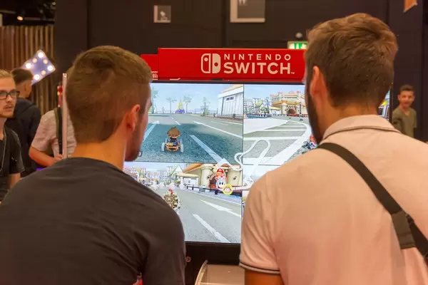 Videospieler testen Mario Kart mit geteiltem Bildschirm auf der Nintendo Switch