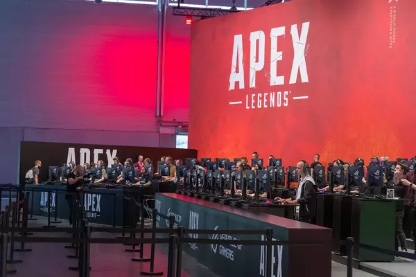 Videospielmesse-Besucher auf der Gamescom an Spielstationen, spielen das Battle-Royal-Spiel Apex Legends