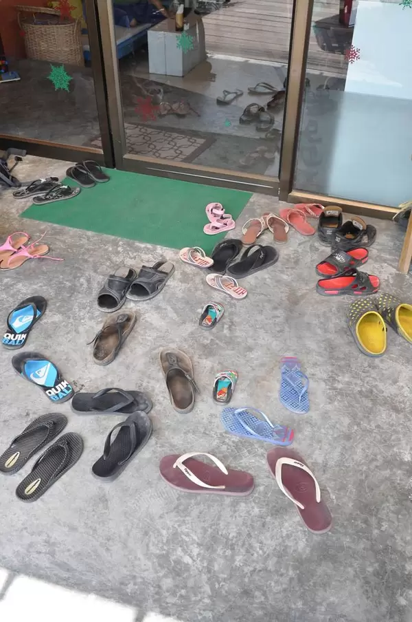 Viele Badelatschen vor einem Geschäft in Thaailand