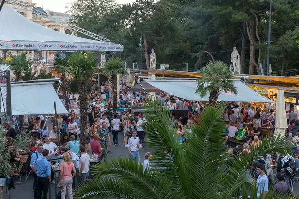 Viele Besucher des Film Festival 2018 am Wiener Rathauspaltz