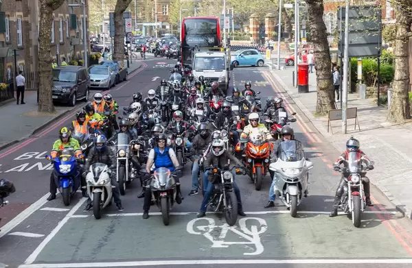 Viele Biker halten an einer Ampel an