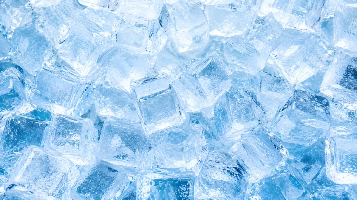 Viele Eiswürfel gestapelt in klarem Blauton