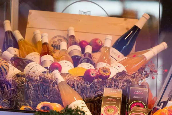 Viele Flaschen gefüllt mit Bergapfelsaft von Kohl