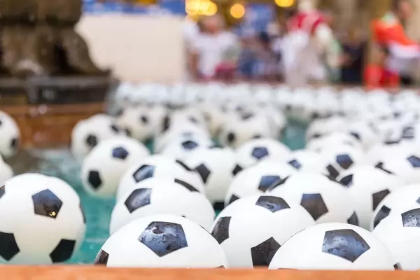 Viele Fußbälle in einem Springbrunnen
