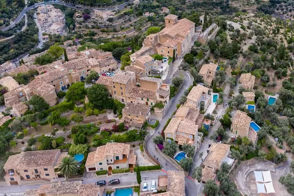 Viele Häuser mit eigenem Pool in Deià. Luftaufnahme vom "Künstlerdorf" auf Mallorca