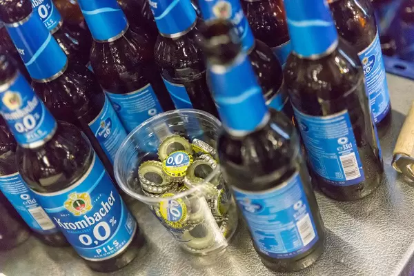 Viele leere Flaschen Krombacher Alkoholfrei