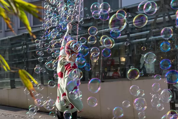Viele Seifenblasen fliegen durch die Luft