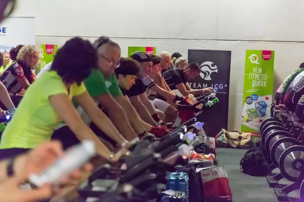 Viele Sportler beim Indoor-Radfahren