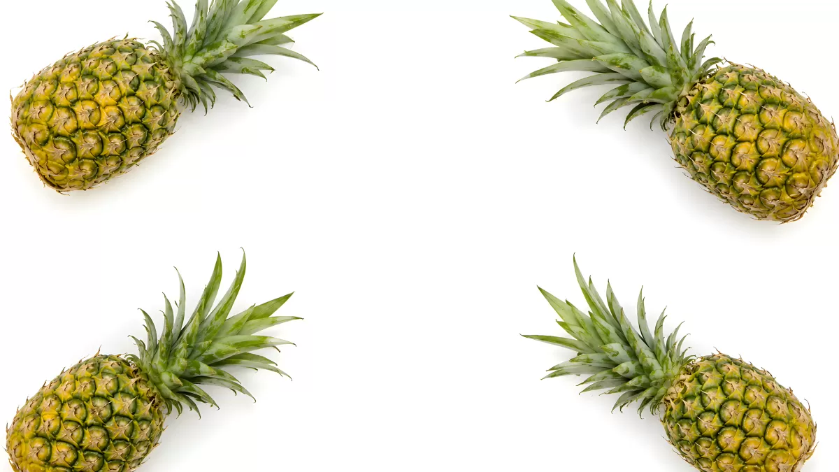 Vier frische Ananas auf weißem Hintergrund