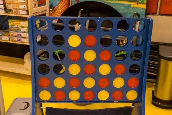 Vier Gewinnt in Großformat mit roten und gelben Scheiben